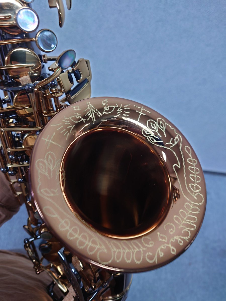 mackey_otoya's tweet photo. VICTORY MUSICAL INSTRUMENTSのアルトサックス🎷
ブラウンゴールド/ブラックニッケル仕様🎶大きく艷やかなサウンドが特徴です❗️
#soundhouse #サウンドハウス #victorymusicalinstruments #アルトサックス #altsaxophone #saxophone
https://t.co/UevKpkdbDX https://t.co/tDujBrgvRy