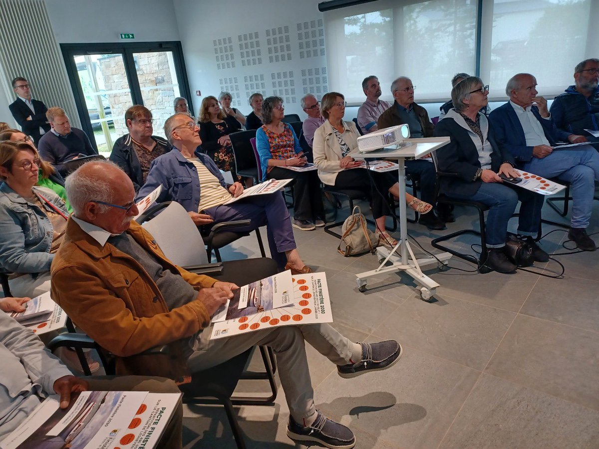 finistere_29's tweet image. 𝗟𝗲 𝗗𝗲́𝗽𝗮𝗿𝘁𝗲𝗺𝗲𝗻𝘁, 𝗽𝗿𝗲𝗺𝗶𝗲𝗿 𝗽𝗮𝗿𝘁𝗲𝗻𝗮𝗶𝗿𝗲 𝗱𝗲𝘀 𝗰𝗼𝗺𝗺𝘂𝗻𝗲𝘀 !

➡️ Le Président @MaeldeCalan était présent à #PlonévezPorzay et #Kernouës pour présenter les projets des cantons de #Crozon, #Briec et #Lesneven qui seront soutenus par le Département.