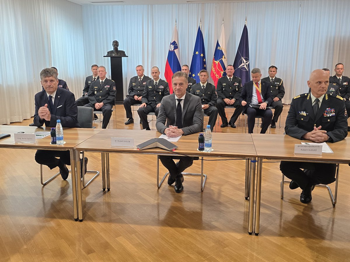 Ministrstvo za obrambo RS (@mo_rs) on Twitter photo Danes je v prostorih <a href="/MO_RS/">Ministrstvo za obrambo RS</a> potekala video konferenca s pripadniki <a href="/Slovenskavojska/">Slovenska vojska</a> na mednarodnih operacijah in misijah, ki jih je nagovoril predsednik <a href="/vladaRS/">Vlada Republike Slovenije</a> Robert Golob, pozdravila pa sta jih tudi minister za obrambo in načelnik Generalštaba SV. Danes je v prostorih <a href="/MO_RS/">Ministrstvo za obrambo RS</a> potekala video konferenca s pripadniki <a href="/Slovenskavojska/">Slovenska vojska</a> na mednarodnih operacijah in misijah, ki jih je nagovoril predsednik <a href="/vladaRS/">Vlada Republike Slovenije</a> Robert Golob, pozdravila pa sta jih tudi minister za obrambo in načelnik Generalštaba SV.