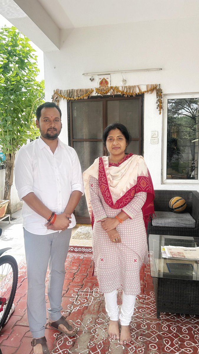 అమ్మ కన్నా విలువైంది ఈ సృష్టిలో ఏదీ లేదు... 

అంతటి అపురూపమైన మా అమ్మ చిత్రపటాన్ని
కాన్వాస్ మీద పెయింటింగ్ వేసి బహూకరించిన ఇబ్రహింపట్నం BJYM అసెంబ్లీ కన్వీనర్  వన్నవాడ రవీందర్ రెడ్డి గారికి హృదయపూర్వక ధన్యవాదాలు.  Thank you thammudu🙏.