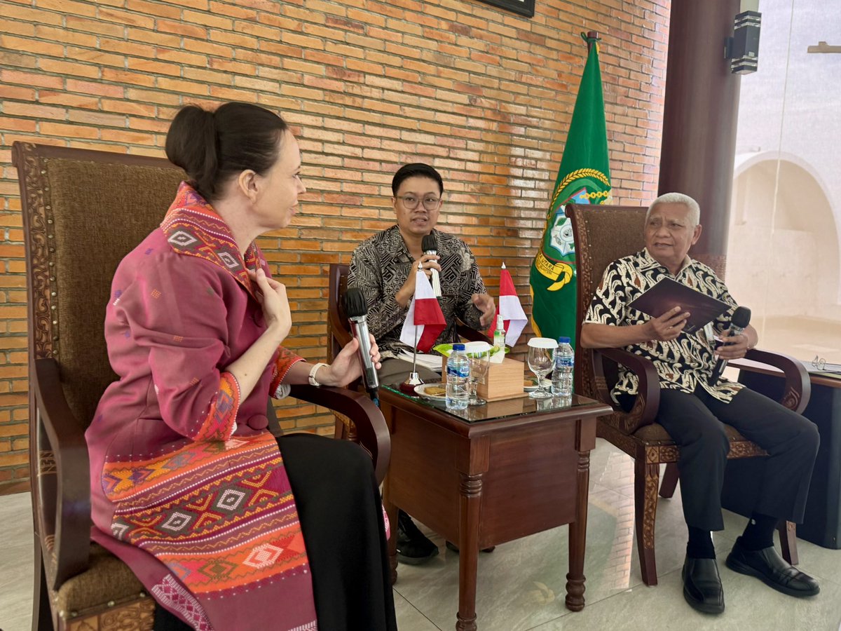B_Szymanowska's tweet photo. Pleasure to meet the Vice Governor of North Sumatra H.E. Surya today!
We discussed ways to deepen 🇵🇱🤝🇮🇩 ties in education, tourism and agriculture. Excited about the potential for joint initiatives between Poland and the region! #NorthSumatra https://t.co/CcQfz8v6eq