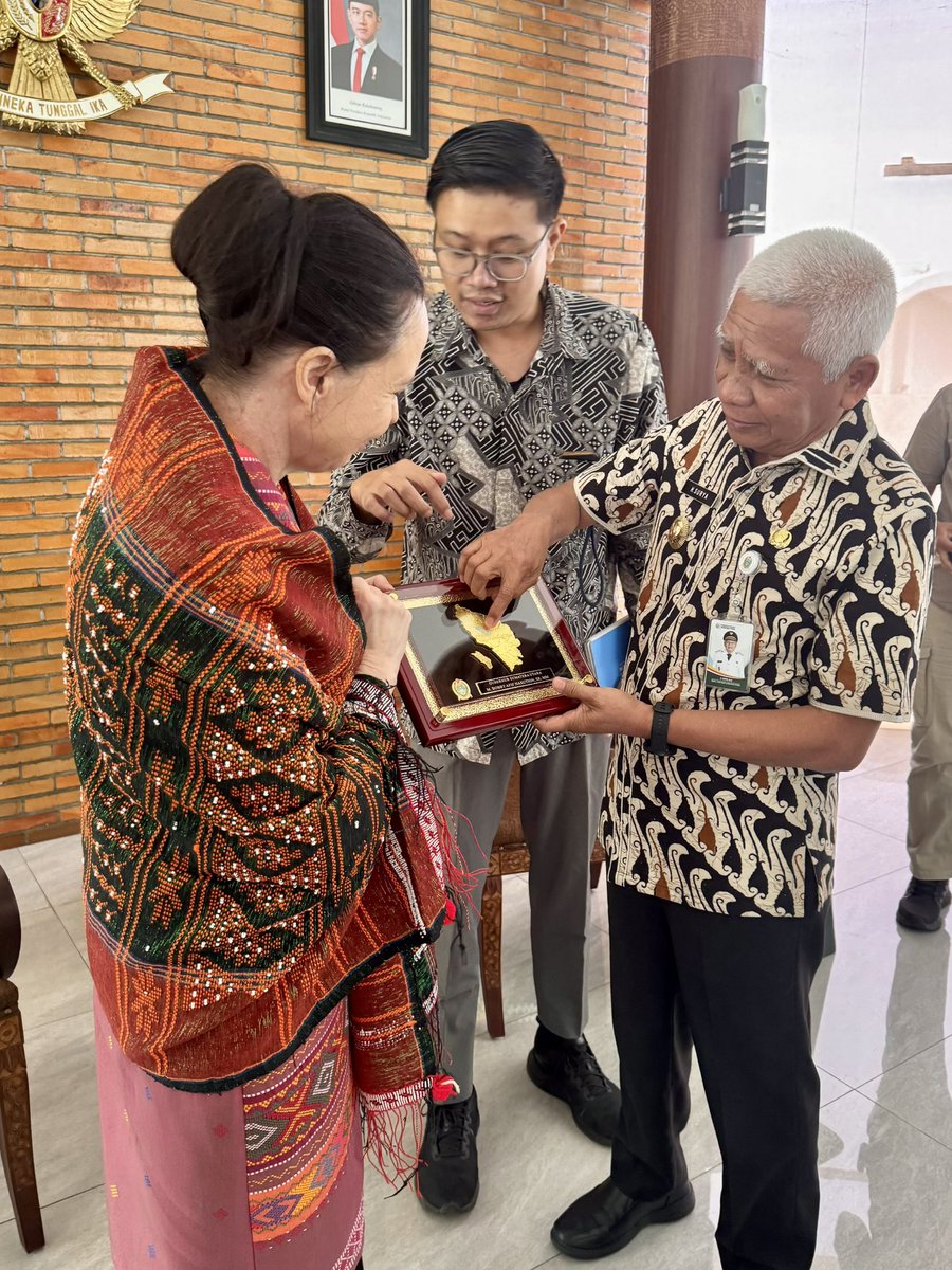 B_Szymanowska's tweet photo. Pleasure to meet the Vice Governor of North Sumatra H.E. Surya today!
We discussed ways to deepen 🇵🇱🤝🇮🇩 ties in education, tourism and agriculture. Excited about the potential for joint initiatives between Poland and the region! #NorthSumatra https://t.co/CcQfz8v6eq