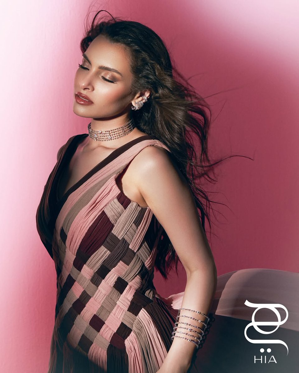 Wearing a multicolored pleated #RamiKadiCouture silk chiffon gown, @carmensoliman graces the cover of <a href="/hiamag/">مجلة هي</a> ‘s Music Issue, reflecting on a decade of artistic growth. From melodies to motherhood, she opens up about the rhythm of her journey—and the quiet power behind her voice.