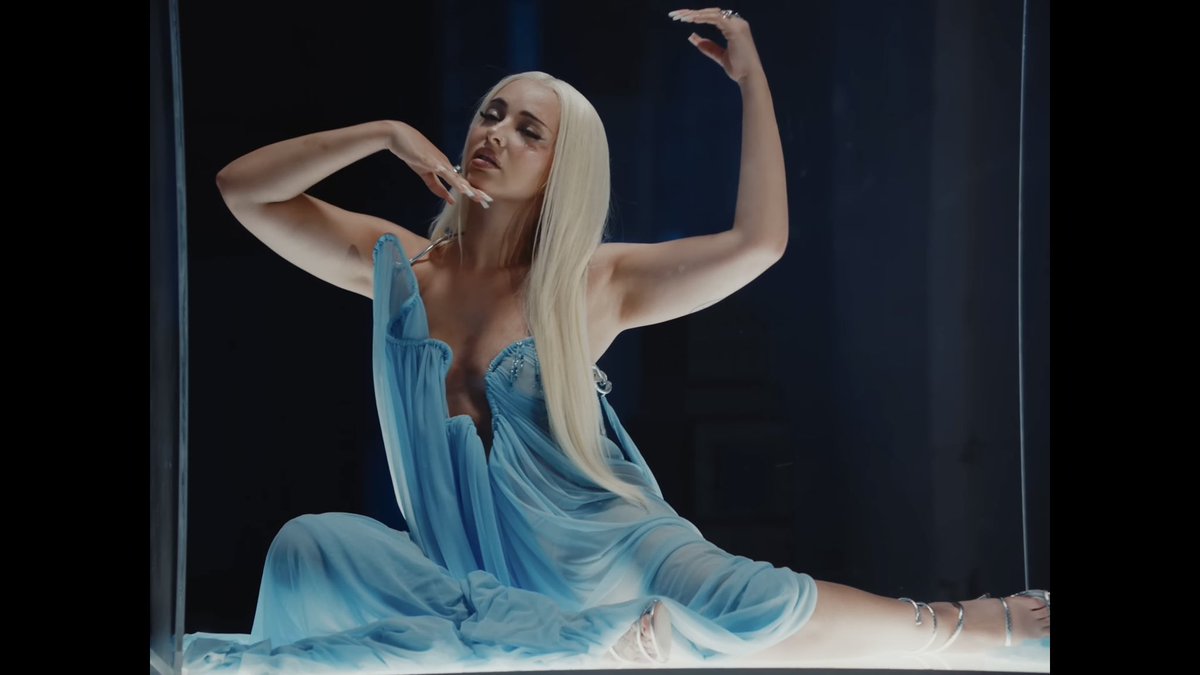 the imagery here of the dissection of the pop star is insane. this era continues to be so thematically on point. I love her brain.