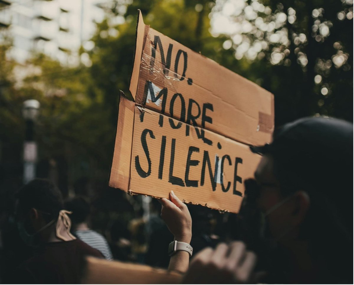 El silencio, un lujo que no pueden permitirse los científicos. Sus palabras son potentes armas para influir en el curso de los acontecimientos en un mundo que se asoma a la autodestrucción.  
Encuentro para celebrar los primeros cien años de la teoría cuántica (UNESCO ha