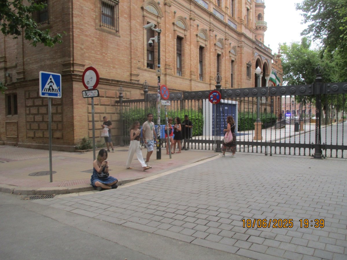 Gatoto Nero (@gatoto_express) on Twitter photo ¿por qué no se puede visitar la Plaza de España por la tarde, cuando empieza a refrescar? ¿Por qué se cierra un monumento así para un evento que durará todo el verano? mucha gente sin derecho a visitarlo por culpa de una actividad privada. Lamentable e inaceptable <a href="/Ayto_Sevilla/">Ayuntamiento de Sevilla</a> ¿por qué no se puede visitar la Plaza de España por la tarde, cuando empieza a refrescar? ¿Por qué se cierra un monumento así para un evento que durará todo el verano? mucha gente sin derecho a visitarlo por culpa de una actividad privada. Lamentable e inaceptable <a href="/Ayto_Sevilla/">Ayuntamiento de Sevilla</a>