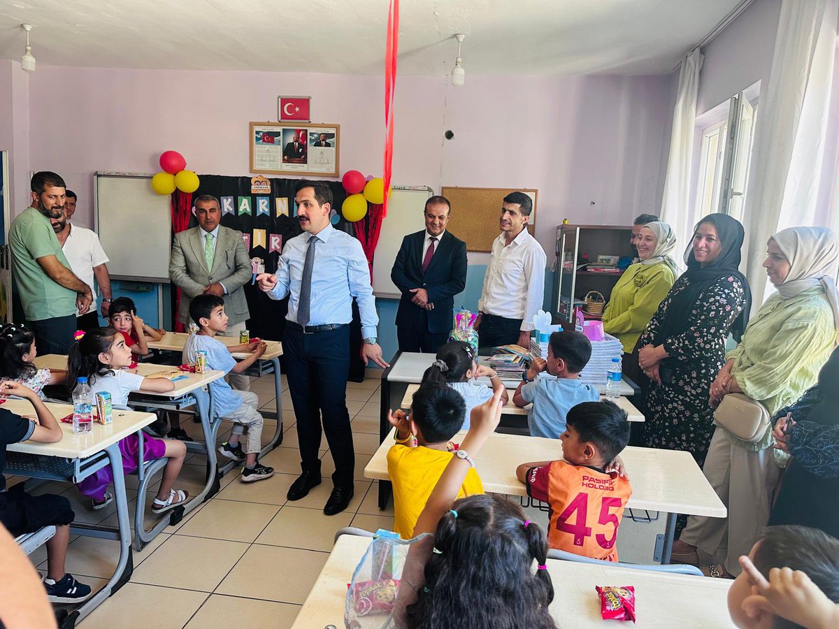 İlçe Kaymakamımız Sayın Muhammed Enes İpek İlçe Milli Eğitim Müdürümüz Cengiz Kılıç, Başkomiser Tevfik Kuru, Şube Müdürlerimiz  ile birlikte Sakarya İlkokulu Karne Dağıtım Törenine katıldı.
<a href="/tcmeb/">Millî Eğitim Bakanlığı</a> 
<a href="/Yusuf__Tekin/">Yusuf Tekin</a> 
<a href="/ali_eyyupkoca/">Ali Eyyupkoca</a> 
<a href="/mardinilmem/">Mardin İl Millî Eğitim Müdürlüğü</a>