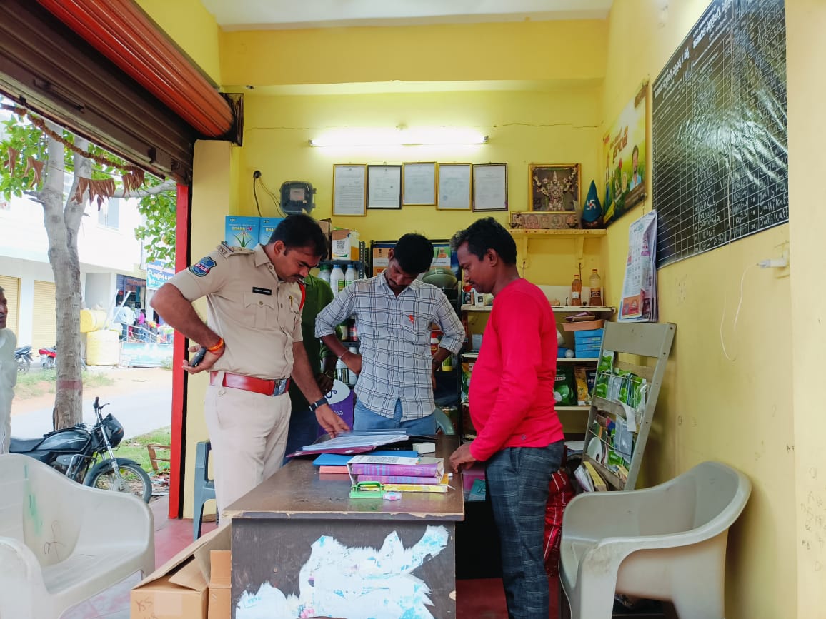 spsircilla's tweet image. Searches were conducted in entire district in seed shops and fertilizer shops for checking of expiry seeds, glycophosate, loose cotton seeds etc and counselling was done to sellers.
@telanganadgp 
@telangana_cops 
#sircillapolice