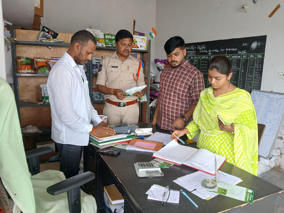 spsircilla's tweet image. Searches were conducted in entire district in seed shops and fertilizer shops for checking of expiry seeds, glycophosate, loose cotton seeds etc and counselling was done to sellers.
@telanganadgp 
@telangana_cops 
#sircillapolice