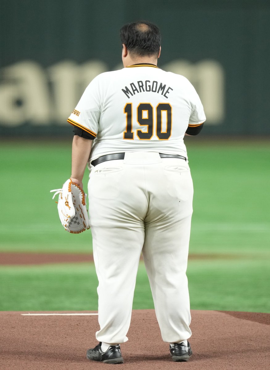 sanspo_giants's tweet photo. 【🔥#熱闘撮って出し🔥】　
始球式はG党芸人 #大鶴肥満 さん（ママタルト）が登場。背番号の190は体重（撮影・萩原悠久人、今野顕）

#ジャイアンツ #giants #巨人 #サンスポ https://t.co/uN3AjIx8rY