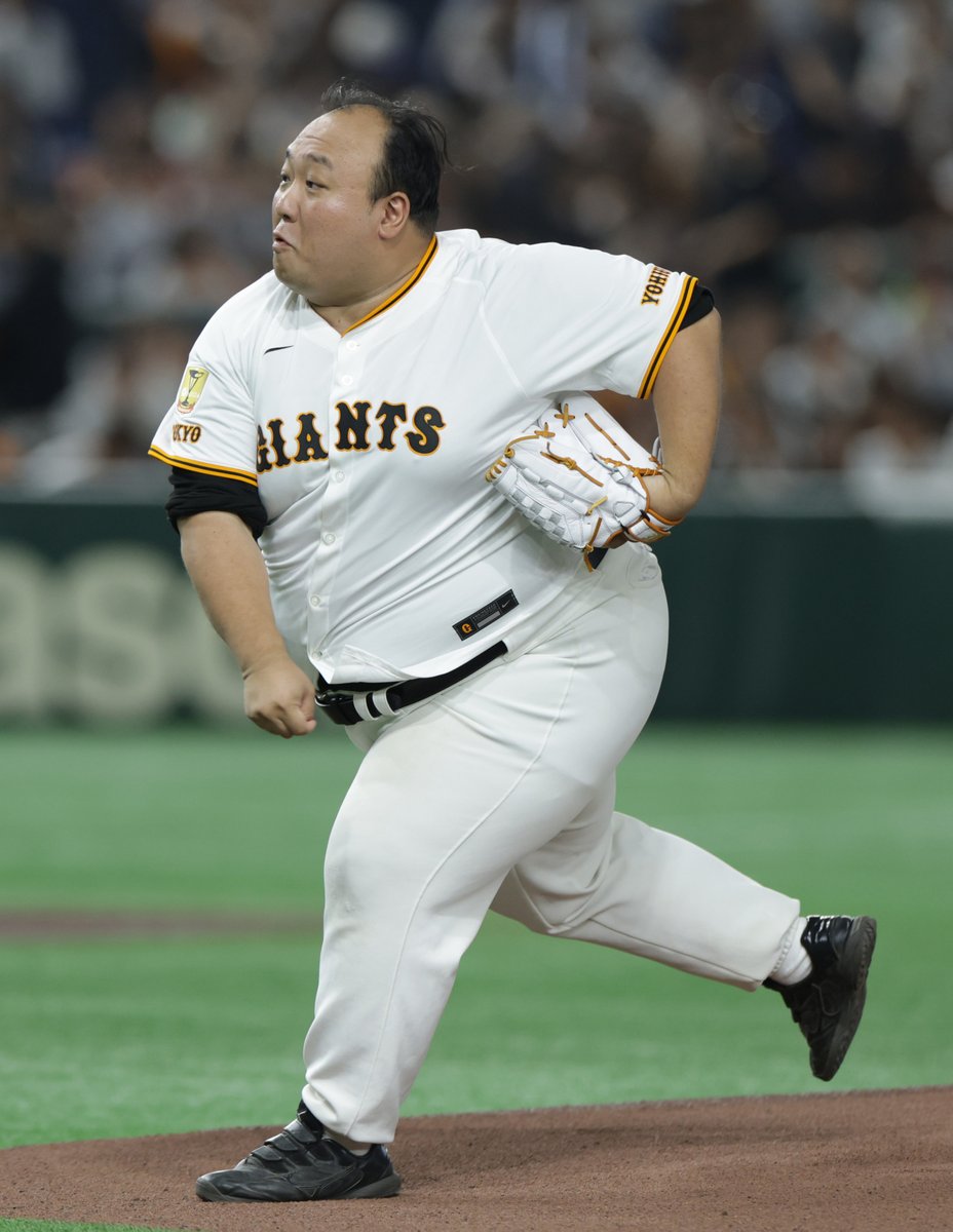 sanspo_giants's tweet photo. 【🔥#熱闘撮って出し🔥】　
始球式はG党芸人 #大鶴肥満 さん（ママタルト）が登場。背番号の190は体重（撮影・萩原悠久人、今野顕）

#ジャイアンツ #giants #巨人 #サンスポ https://t.co/uN3AjIx8rY