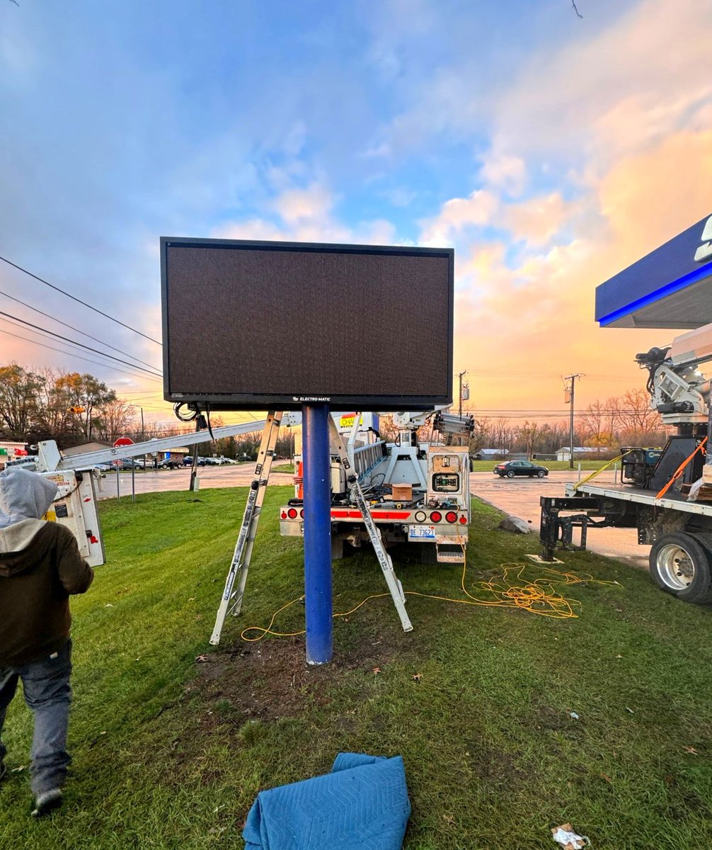EM_Displays's tweet image. This #digitaldisplay upgrade brought a whole new level of messaging capability to Sunoco in New Boston! The full color 6mm display is truly a step up from the previous model shown here. Shout out to our partners at Metro Signs &amp;amp; Lighting for their assistance on this project!