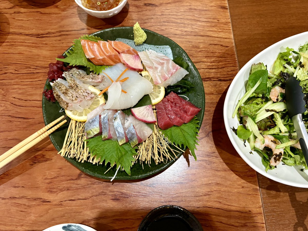 久しぶりに会社の飲み会です✨

鯖の刺身って脂がのって美味いんですよねー😋