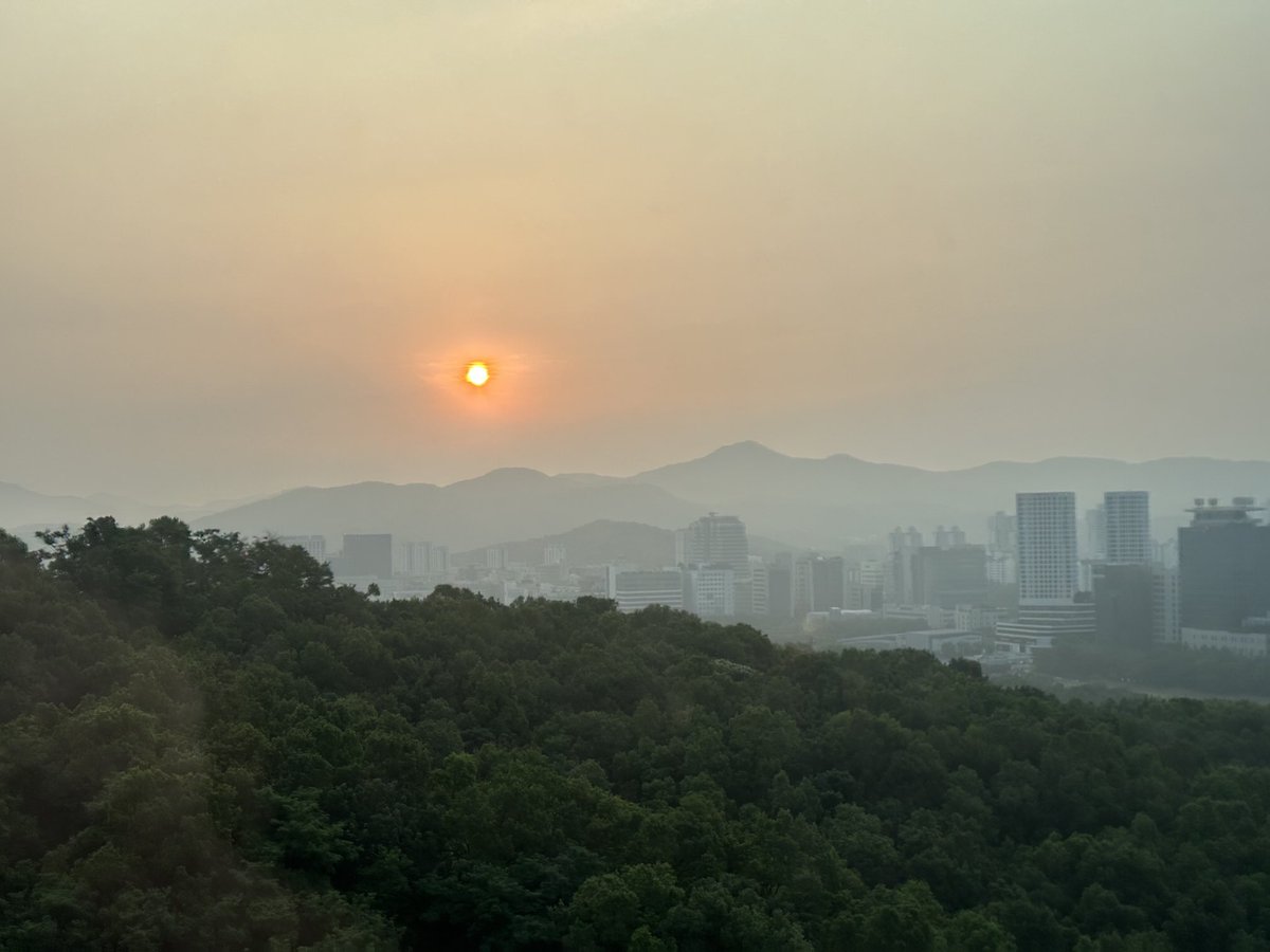 dramitmonga's tweet image. Just touched down in Seoul 🇰🇷—where innovation meets tradition at every turn. Inspired by the city’s relentless drive in tech, design, and the future of smart living. Seoul isn’t just keeping up—it’s setting the pace. #Seoul #Innovation #TechForward #SmartCity #SouthKorea