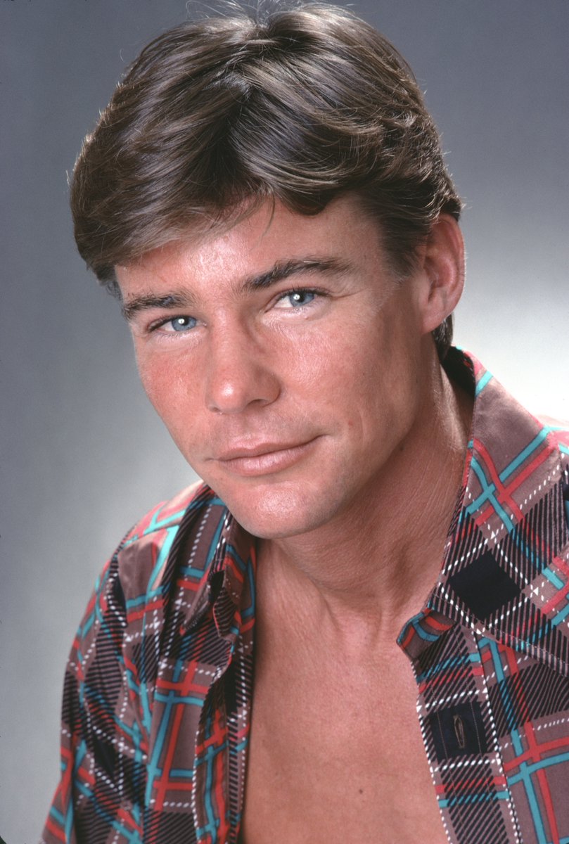 ATRightMovies's tweet photo. In casting Matt Hooper, the studio wanted Jan Michael Vincent as he was like Hooper in the book. However, Spielberg’s pal George Lucas had worked with Richard Dreyfuss on American Graffiti and recommended him. Dreyfuss said no though as he didn’t fancy filming at sea.

11/47 https://t.co/VsGE0OXuGt