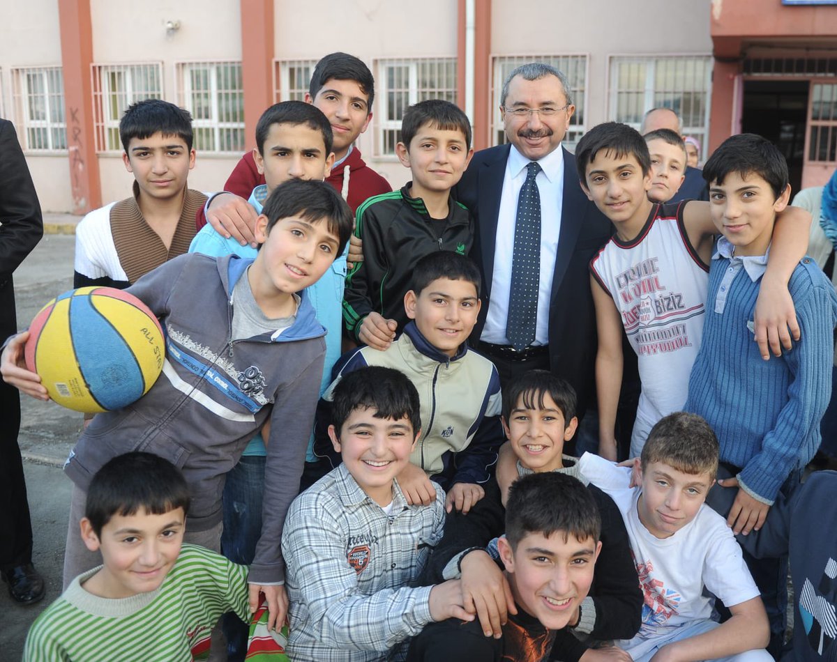 Milyonlarca öğrenci karnelerini alarak tatile girdi.

Tüm çocuklarımıza, gençlerimize iyi tatiller diler, gelecek eğitim yılına dinlenerek hazırlanmalarını temenni eder eğitim öğretim hayatlarında üstün başarılar temenni ederim.
#Karne #KarneTatili