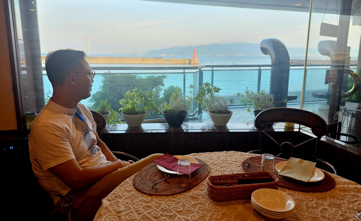 仕事を終えて大学の新職員さんの歓迎会に少し早く到着。大学近くのレストランから瀬戸内海を臨む。