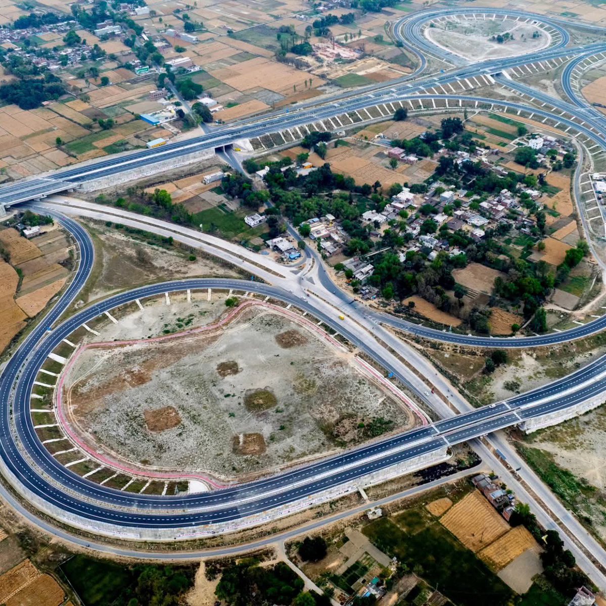 Indian_projects's tweet image. The Gorakhpur Link Expressway is  to be inaugurated today by @myogiadityanath a significant infrastructure project in Uttar Pradesh, aimed at enhancing connectivity between Gorakhpur and other major regions.
Length: approximately 91 km

Lucknow to Gorakhpur in just 3.5 hrs!