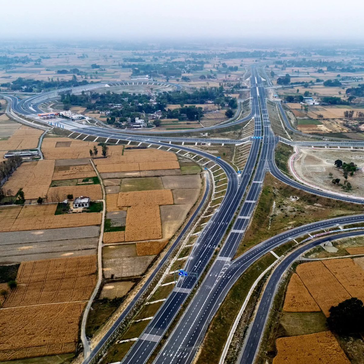 Indian_projects's tweet image. The Gorakhpur Link Expressway is  to be inaugurated today by @myogiadityanath a significant infrastructure project in Uttar Pradesh, aimed at enhancing connectivity between Gorakhpur and other major regions.
Length: approximately 91 km

Lucknow to Gorakhpur in just 3.5 hrs!