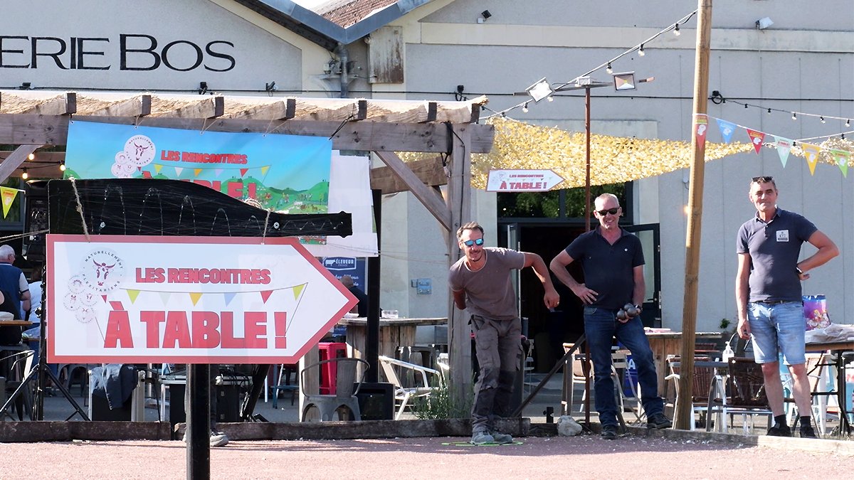 LesFlexitariens's tweet photo. 👋 #RencontresàTable – Afterwork @RCValdeLoire

À #Bourges, la Brasserie BOS a accueilli un #afterwork aussi instructif que convivial, entre discussions à bâtons rompus, parties de pétanque, quiz, concert live… sans oublier les dégustations de produits locaux ! 🎶

Autour d’un apéro #flexitarien, les visiteurs ont pu échanger directement avec des professionnels de la filière Élevage et Viande, venus parler bien-être animal, nutrition, biodiversité et plus encore.

Une belle soirée pour pour s’informer autrement, en toute simplicité !