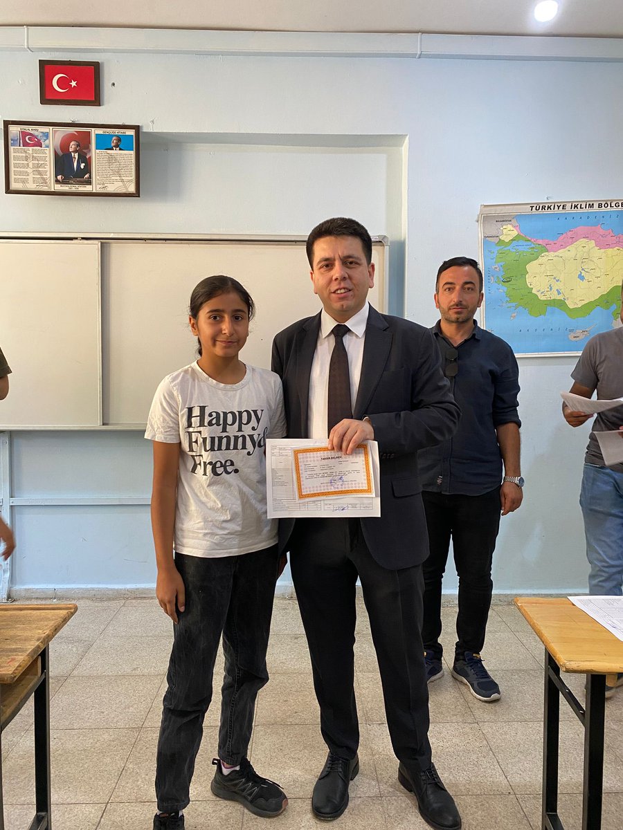 ŞİRVAN KAYMAKAMLIĞI (@sirvankymkmligi) on Twitter photo Kaymakamımız sayın <a href="/aaaltintass/">Ahmet Ali Altıntaş</a> 2024-2025 eğitim-öğretim yılının tamamlanmaıyla, karne heyecanını yaşayan Şehit Yüzbaşı Hakkı Akyüz Ortaokulu öğrencileriyle bir araya gelip karnelerini dağıtarak, tüm öğrencilerimize iyi tatiller dileklerinde bulundu. Kaymakamımız sayın <a href="/aaaltintass/">Ahmet Ali Altıntaş</a> 2024-2025 eğitim-öğretim yılının tamamlanmaıyla, karne heyecanını yaşayan Şehit Yüzbaşı Hakkı Akyüz Ortaokulu öğrencileriyle bir araya gelip karnelerini dağıtarak, tüm öğrencilerimize iyi tatiller dileklerinde bulundu.