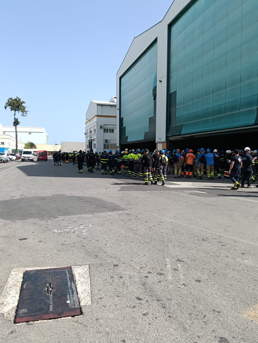 IzquierdaRevAnd's tweet photo. Los trabajadores de la industria auxiliar hemos decidido por unanimidad parar la producción en Navantia San Fernando. ¡Estamos en guerra con la patronal Y NO VAMOS A PARAR!

Aquí está la fuerza para ganar el convenio del metal ¡Basta de precariedad, paro y miseria! ✊🏽🔥 https://t.co/w4BsKwFALU