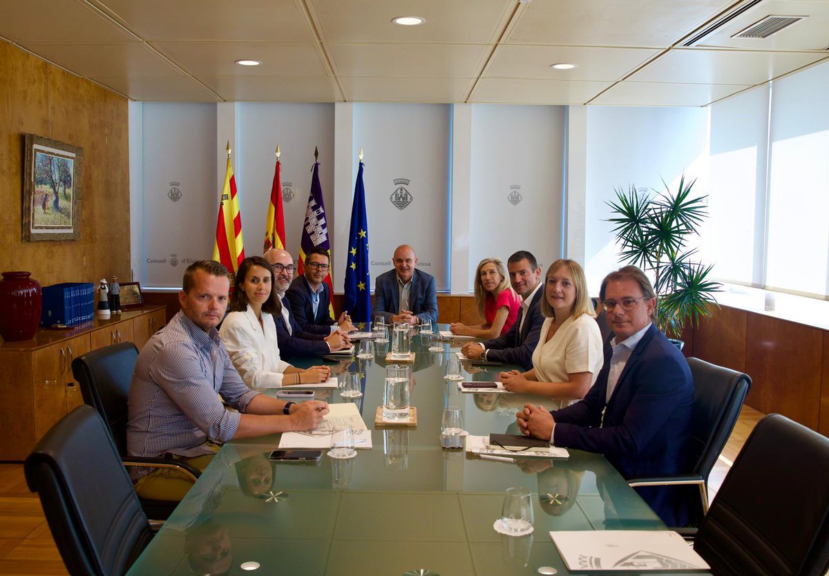 🤝 El Consell d’Alcaldes es reuneix avui per abordar diferents problemàtiques que afecten els cinc municipis de l’illa i cercar-ne solucions coordinades i efectives.

La col•laboració institucional és fonamental per avançar.