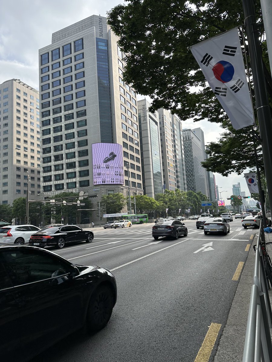 dramitmonga's tweet image. Just touched down in Seoul 🇰🇷—where innovation meets tradition at every turn. Inspired by the city’s relentless drive in tech, design, and the future of smart living. Seoul isn’t just keeping up—it’s setting the pace. #Seoul #Innovation #TechForward #SmartCity #SouthKorea