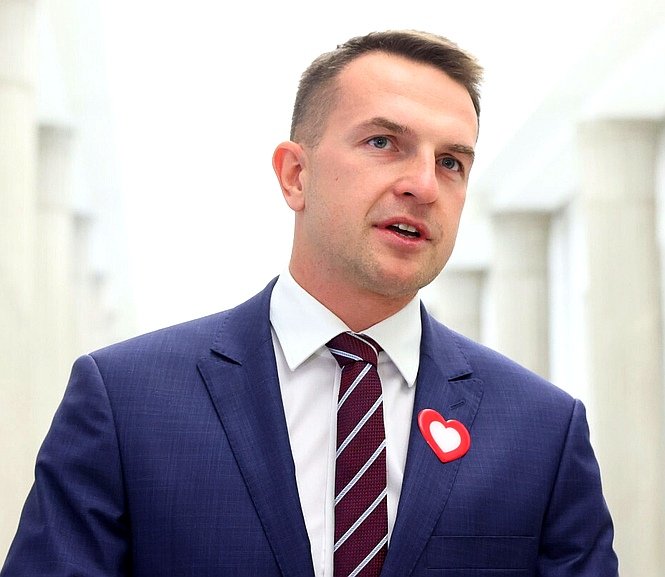 Czy ci kurwa ludzie z KO są normalni ? Czy oni naprawdę nic nie rozumieją i nie czują? Zamiast dostać powiew świeżości nieskalany partyjnym ryjem i przekazem dostajemy politruka z wierchuszki KO. Tracę definitywnie nadzieję, że DT i jego otoczenia cokolwiek rozumie. Dramat ❗❗❗