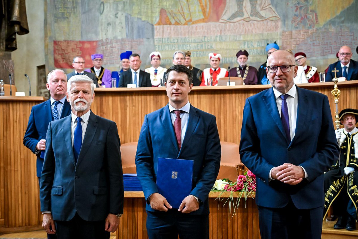 🎓 Gratulujeme novým profesorům z VUT!
💡 Mezi nimi i tři špičky z FEKT VUT:
➡️ Radim Burget (AI, signály)
➡️ Tomáš Kazda (baterie)
➡️ Roman Šotner (obvody, komunikace)
Dekrety převzali v Karolinu z rukou prezidenta.👏
📷 MŠMT
#FEKT #VUT #profesor #věda #technika #Karolinum