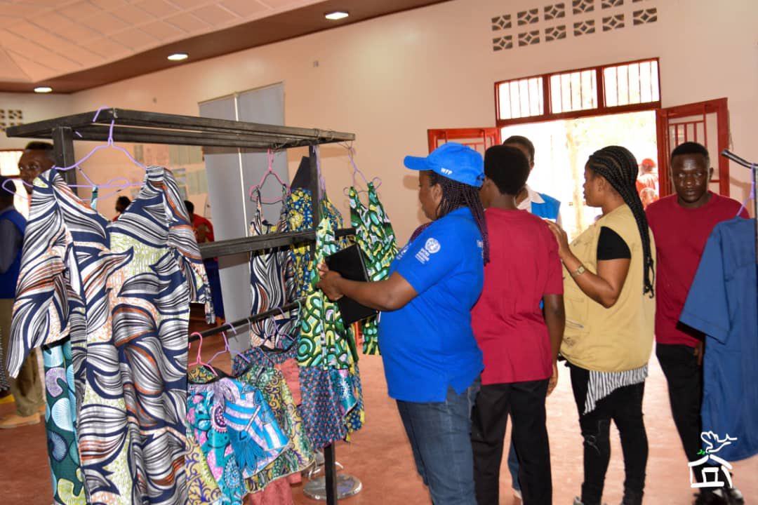 #WorldRefugeeDay – #Mahama | Learners from <a href="/Maison_Shalom/">Maison Shalom International</a>’s vocational trainings proudly showcased the products they crafted themselves, a testament to their resilience, creativity, and hope.
#WithRefugees #DignityInAction