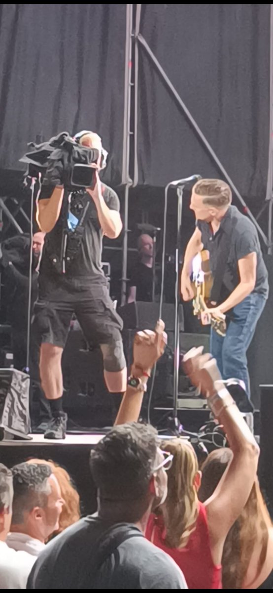 Professional camera operator Steven Heuer at Bryan Adams Tour. He has experienced the great benefits of steadyGum in his daily work. Many of our customers become our friends. Thanks, Steven.