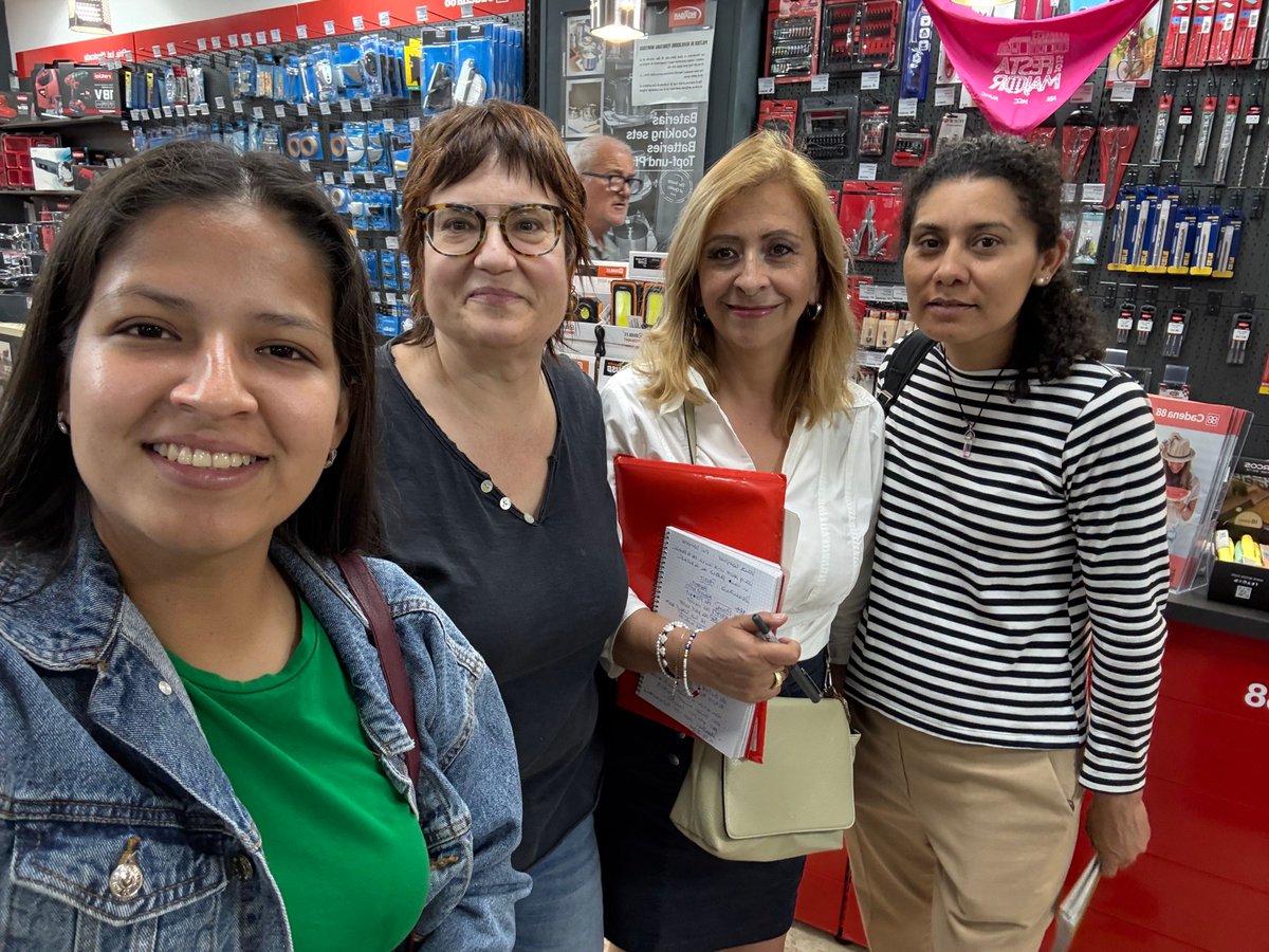 Alumnes dels cursos de català de Montcada i Reixac han estat fent practiques lingüístiques a alguns comerços adherits al <a href="/vxl/">zird dark</a> Les pràctiques lingüístiques els permeten mantenir una conversa i practicar la llengua a fora de les aules.