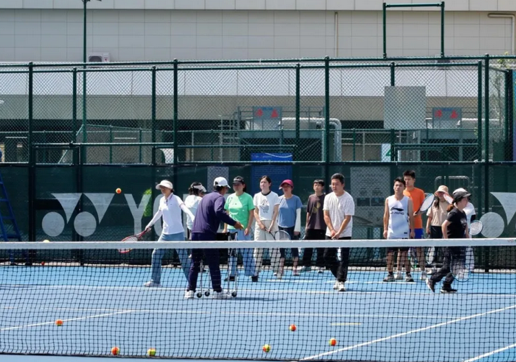WuxiEco's tweet photo. The 2025 #Jiangsu #Football City League's viral success🔥has sparked a full-blown sports craze in #WEDD! Spanning over 45,000 sqm, the district's #Wuxi International Tennis Center📍hosts major tournaments and is a paradise for local tennis fans🎾. The free tennis classes here attract everyone from students to seniors, logging over 1,300 hours of court time with 14,000+ visits this year🥰. #WEDDSports

Check out more WEDD sports locations here: https://t.co/KARmAjTsLw