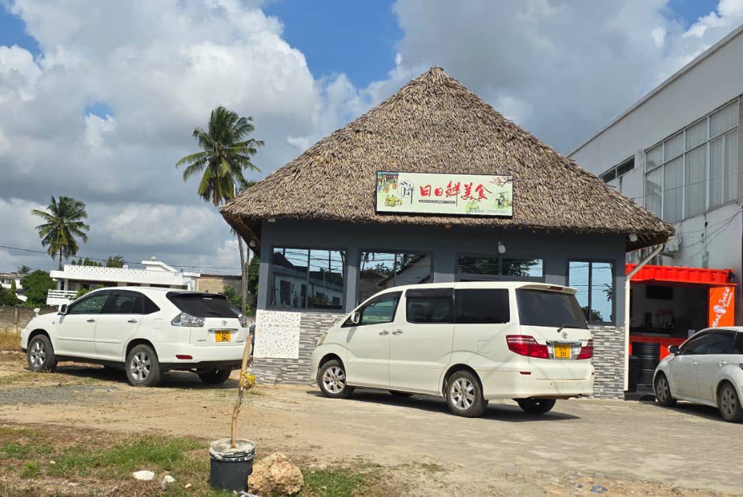 Mwekezaji wa Kichina, anapika mama Ntilie.  Haya Migahawa mingi sana Mikochina Kinondoni na Masaki. 

Uhamiaji inawapa vibali kama wawekezaji waje kupambana na Watanzania wazawa kwenye Soko Huria.