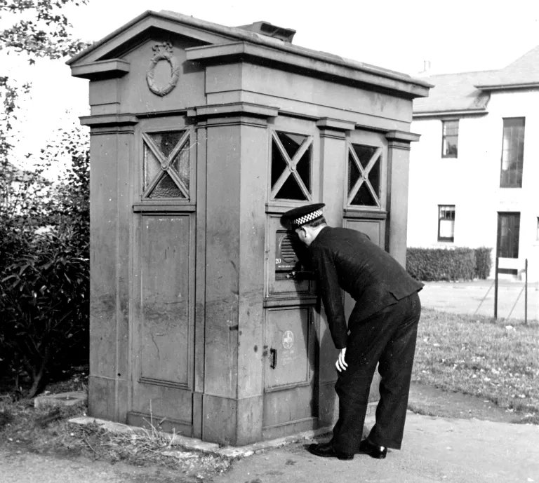OldEdinClub's tweet image. A great thread from Andy Arthur about Edinburgh Police Boxes.  

threadinburgh.scot/2025/06/19/the…