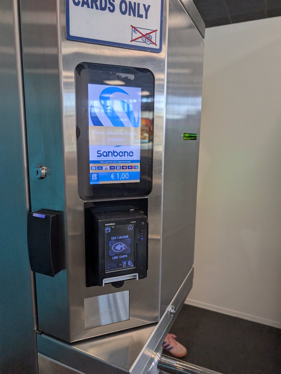 €1 moeten betalen om naar 't toilet te mogen gaan op <a href="/CRL_Airport/">Charleroi Airport</a> - ongezien.

Is dit geen basisrecht? Dit is dus de reden waarom ik deze luchthaven altijd probeer te skippen. Triestig!