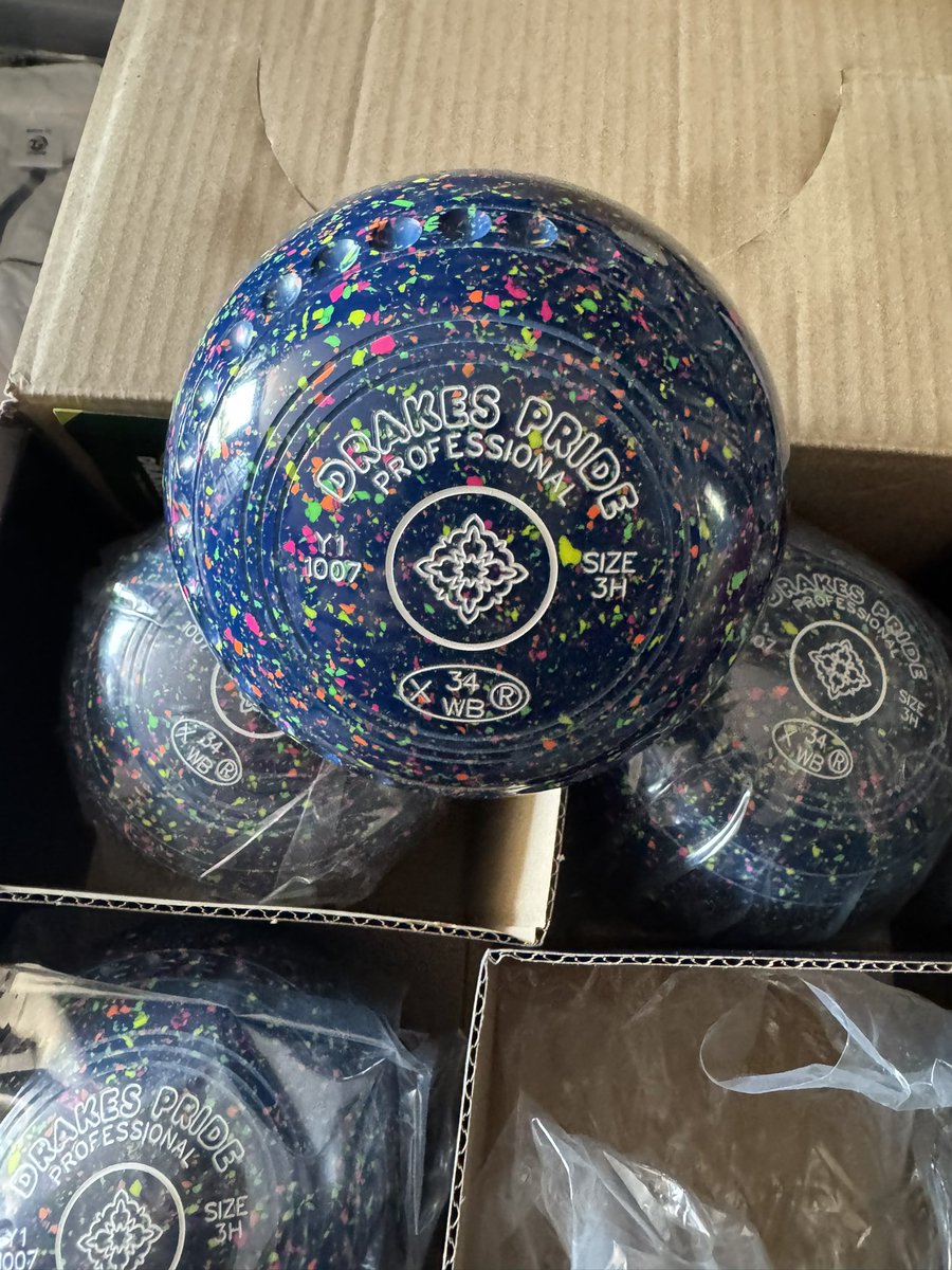 _BowlsBiUs's tweet photo. More Drakes Pride bowls stock arrived yesterday, various sizes, models &amp; colours available. 
Please check our bowls in stock page for more details 

https://t.co/OQQlJIgUhD https://t.co/FmyICX2SL7