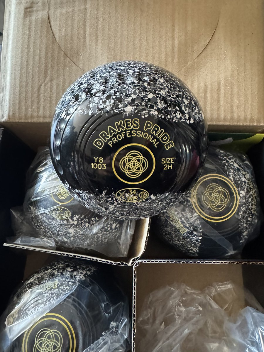 _BowlsBiUs's tweet photo. More Drakes Pride bowls stock arrived yesterday, various sizes, models &amp; colours available. 
Please check our bowls in stock page for more details 

https://t.co/OQQlJIgUhD https://t.co/FmyICX2SL7