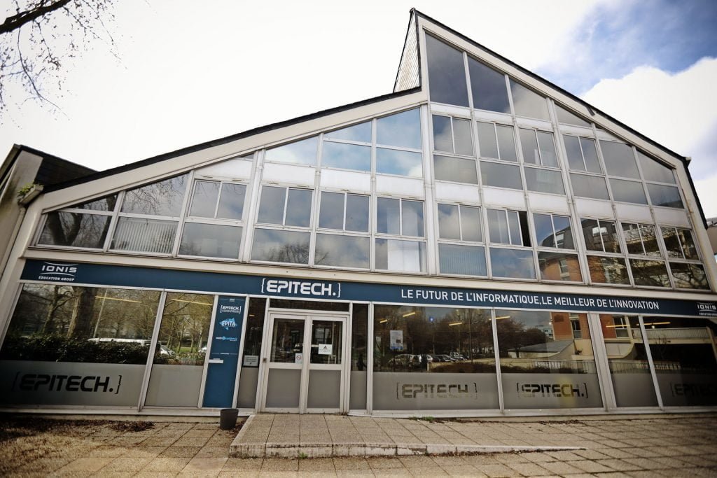 TeamAskalonn's tweet image. 2⃣0⃣2⃣0⃣ : Le Colossel de M3R, 128 entrants.

La fin du 1er âge du SSBU breton ! 3ème et dernière édition des Monthly Epitech de Super Smash Breizh, et dernier tournoi d'importance à prendre place à Rennes avant la pandémie, il fût remporté par Glutonny.

⌛️ J-1. #TheTimeIsNow