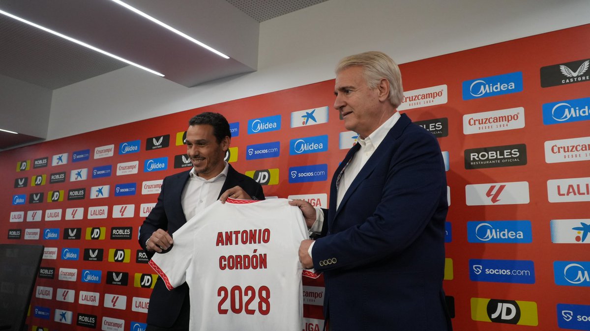 ZonaMixta__'s tweet photo. 🔴 Antonio Cordón sobre José María del Nido Carrasco:

😳 “Me ha sorprendido bastante el presidente, porque no he conocido a nadie que trabaje más que él. He tenido muchos presidentes y ninguno se ha volcado así”

#ZonaMixta | @SevillaFC https://t.co/eRnGSxhOxO
