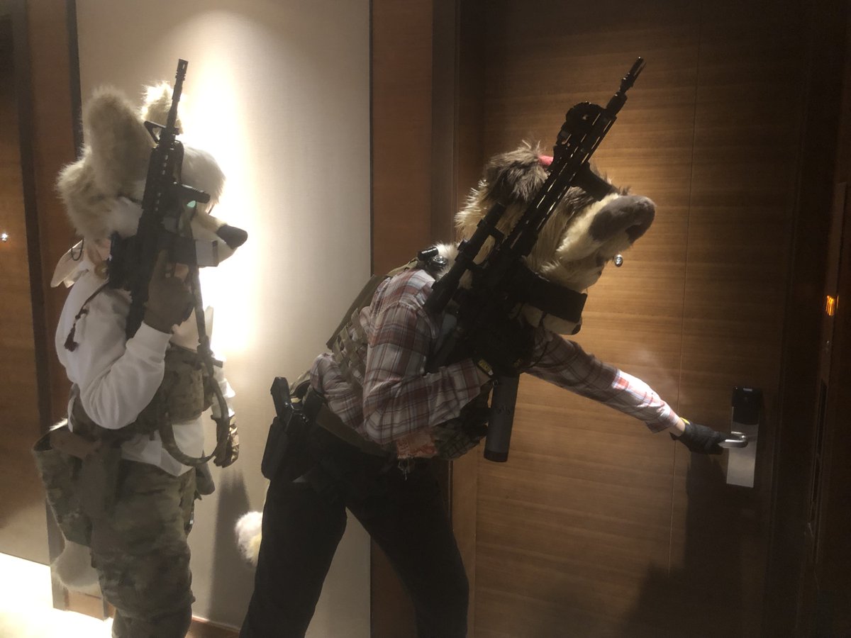 #FurryFriday 
毛五～<a href="/AbroadBuffalo55/">AbroadBuffalo55</a> 内陷：乔治
拍攝：我
巴恩：你的快递到了，我开门进来咯！快来签收～