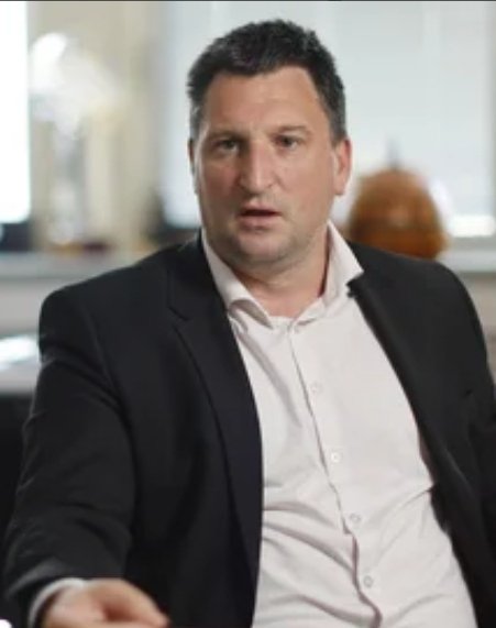 Danilo Grašič (@danilograsic) on Twitter photo Politično kadrovanje <a href="/vladaRS/">Vlada Republike Slovenije</a> SDH terja davek.
Andrej Ribič ne bi smel biti nikoli na čelu <a href="/DARS_SI/">DARS</a>.
Zaradi nesposobnosti.
Kadruje še manj sposobne od sebe.
Urban Likozar <a href="/ElektroLj/">Elektro Ljubljana</a> je postal direktor, tako da so mu priznali študentsko delo.
Naslednji ne bo niti pismen. Politično kadrovanje <a href="/vladaRS/">Vlada Republike Slovenije</a> SDH terja davek.
Andrej Ribič ne bi smel biti nikoli na čelu <a href="/DARS_SI/">DARS</a>.
Zaradi nesposobnosti.
Kadruje še manj sposobne od sebe.
Urban Likozar <a href="/ElektroLj/">Elektro Ljubljana</a> je postal direktor, tako da so mu priznali študentsko delo.
Naslednji ne bo niti pismen.