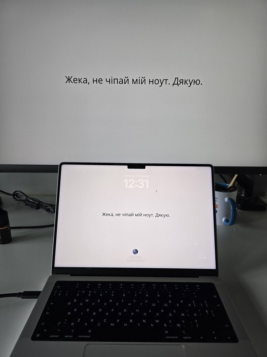 У мене є слабкість до не заблокованих ноутбуків колег. 
Тепер всі ноути блокують, а хтось пішов трохи далі навіть :)