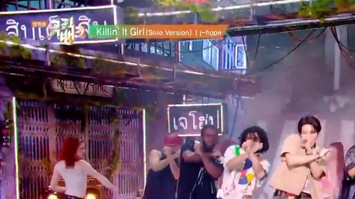 สเตจเดี่ยวมีป้ายภาษาไทยเยอะ ป้ายชื่อยังมีใช้ภาษาไทย คือรักมากอะ ไม่มีหนีห่าวเหล่ากงแต่แทบจะกล่าวสุนทรพจน์บอกรักเป็นกลอน8แล้วอะ มี่ไทยถูกรักอย่างดีจริงๆ