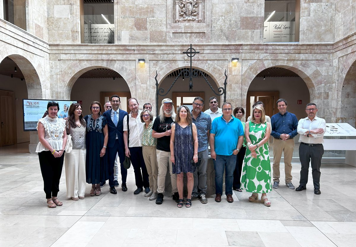 José Miguel Sánchez Llorente (@jmsll_ciusal) on Twitter photo 🎓 Hoy <a href="/usal/">Universidad de Salamanca</a> ha inaugurado una placa en honor a <a href="/EmoryUniversity/">Emory University</a> por más de 30 años de colaboración académica.
+1000 estudiantes han pasado por <a href="/CursosInt_USAL/">Cursos Internacionales USAL</a> desde 1993.
Una alianza sólida que une 🇪🇸 y 🇺🇸a través del español.
¡Gracias, Emory!
#Emory #USAL #CursosInternacionales 🎓 Hoy <a href="/usal/">Universidad de Salamanca</a> ha inaugurado una placa en honor a <a href="/EmoryUniversity/">Emory University</a> por más de 30 años de colaboración académica.
+1000 estudiantes han pasado por <a href="/CursosInt_USAL/">Cursos Internacionales USAL</a> desde 1993.
Una alianza sólida que une 🇪🇸 y 🇺🇸a través del español.
¡Gracias, Emory!
#Emory #USAL #CursosInternacionales