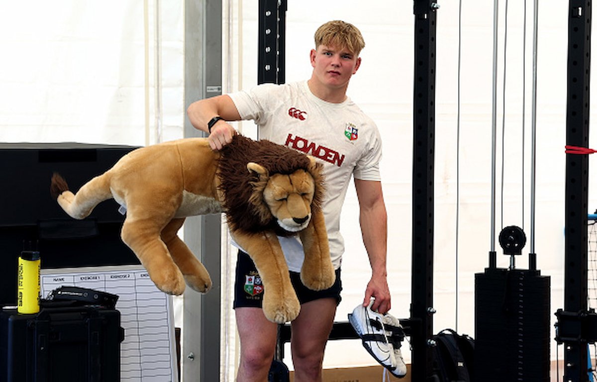 justrugby_jp's tweet image. 【British &amp;amp; Irish Lions 2025】マスコット『ビル』の世話係は頼んだぞ。今回の重責は20歳のポロックに（中矢健太）

justrugby.jp/check-it-out/2…

@lionsofficial
#Lions2025 #BIL #ラグビー #rugby #ジャスラグ #JustRUGBY

（Photo©︎Getty Images）