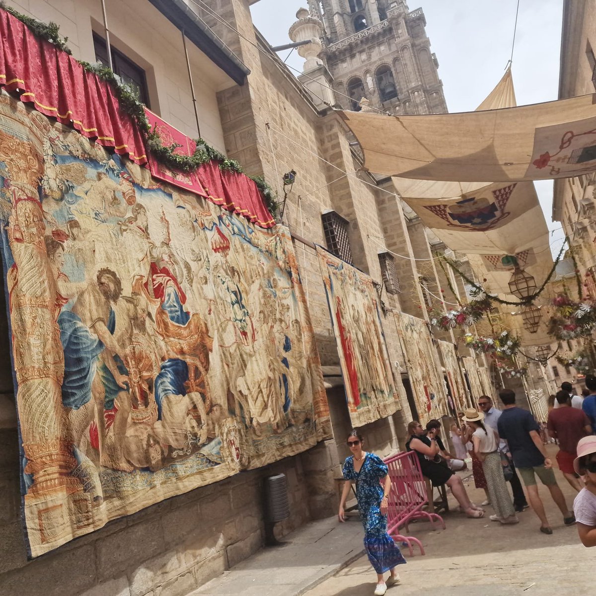 Esto es una barbaridad y un riesgo innecesario.

Ya hace dos años estos valiosos tapices de la catedral de Toledo se empaparon con la lluvia. Hablamos de joyas artísticas.

A nadie se le ocurriría sacar de paseo Las Meninas.
Un poco de seriedad.

📷<a href="/anamontparnasse/">Ana T</a>