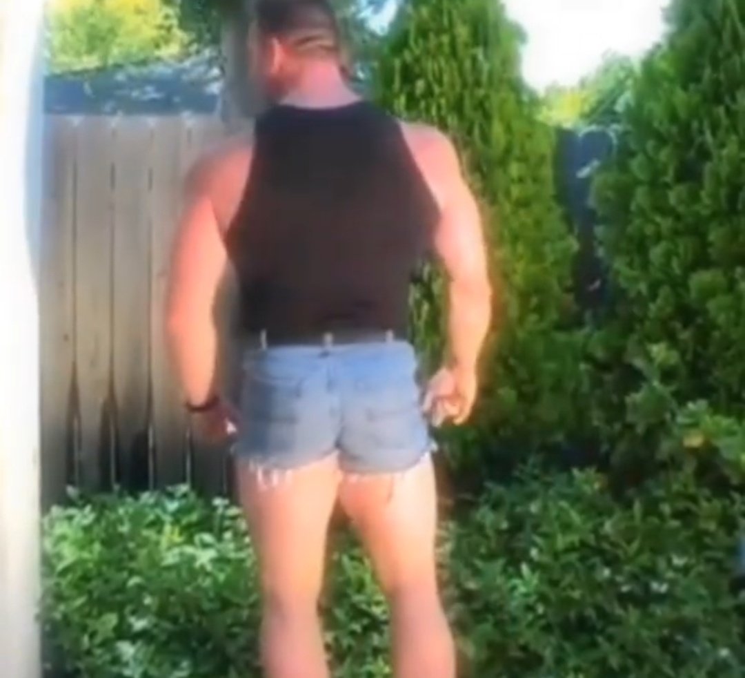 Wie ich an der Lidl Kasse stehe mit 2 weißen Monster Energiegetränken und Hass um Magen