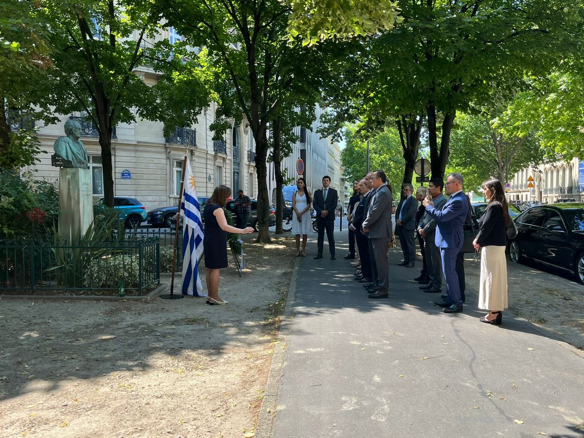 Embajada de Colombia en Francia (@embcolfrancia) on Twitter photo El Embajador <a href="/alfonsoprada/">Alfonso Prada</a> acompañó al embajador de Uruguay Enrique Loedel a celebrar el natalicio de su prócer, José Gervasio Artigas (19 de Junio de 1.764), gran líder de la revolución oriental contra la monarquía española. El Embajador <a href="/alfonsoprada/">Alfonso Prada</a> acompañó al embajador de Uruguay Enrique Loedel a celebrar el natalicio de su prócer, José Gervasio Artigas (19 de Junio de 1.764), gran líder de la revolución oriental contra la monarquía española.